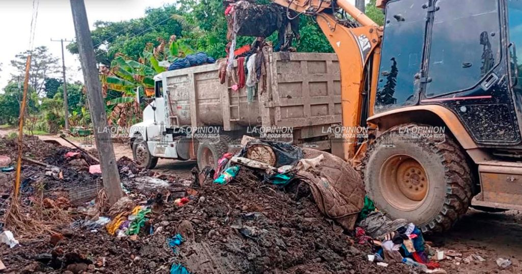 Refuerzan labor de limpieza tras desbordamiento del río Refuerzan labor de limpieza tras desbordamiento del río