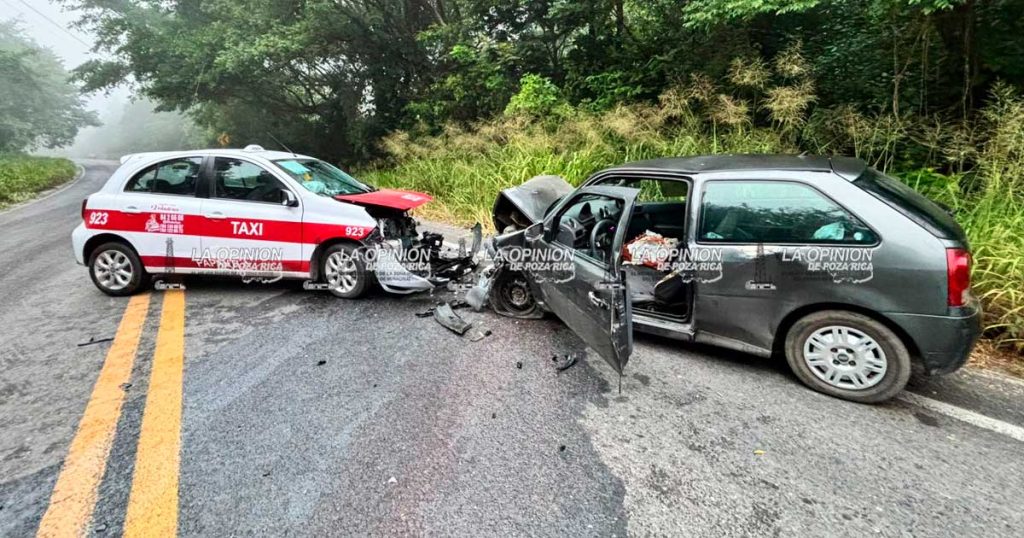Dos autos destrozados en fuerte accidente Dos autos destrozados en fuerte accidente