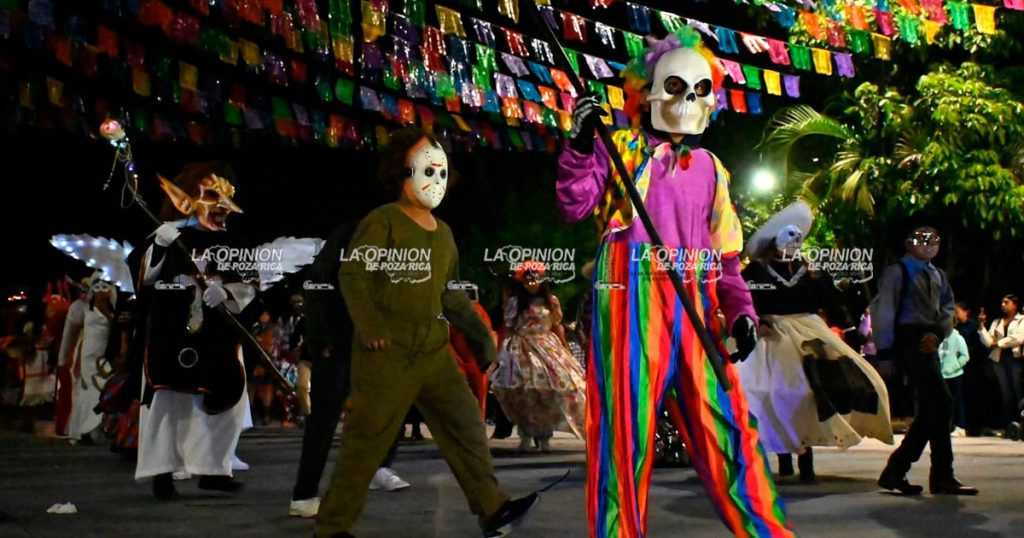 Colorido y alegre desfile de Catrines y Catrinas Colorido y alegre desfile de Catrines y Catrinas