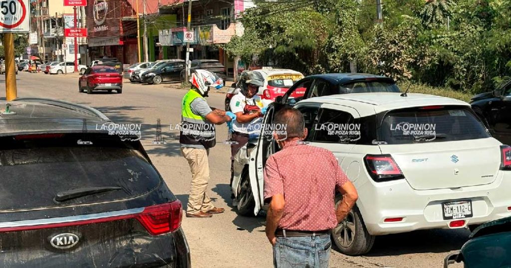 Choca al pasarse la luz roja del semáforo Choca al pasarse la luz roja del semáforo