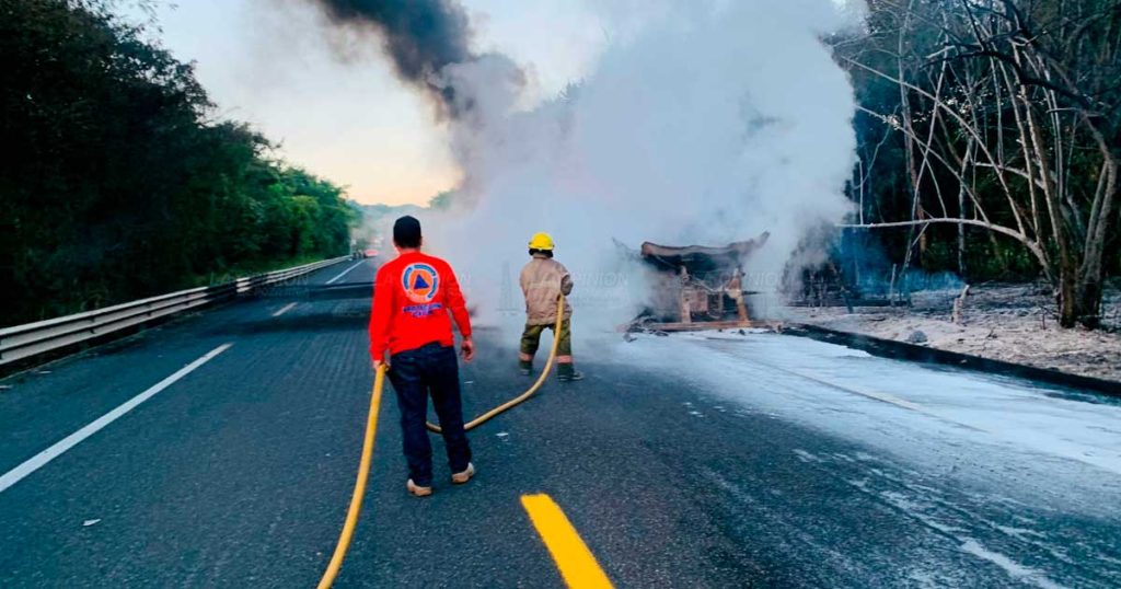 Se incendia pipa cargada de gasolina Se incendia pipa cargada de gasolina