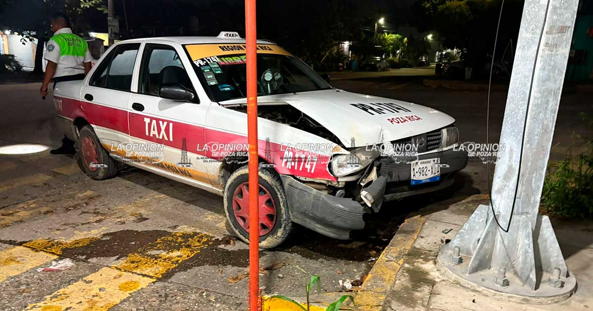 Taxi choca y conductor huye