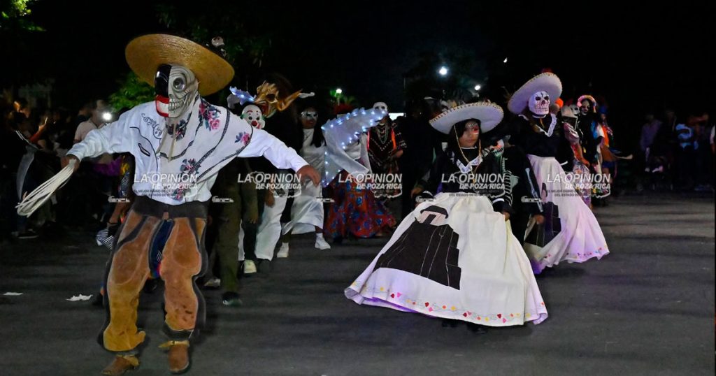Colorido y alegre desfile de Catrines y Catrinas Colorido y alegre desfile de Catrines y Catrinas