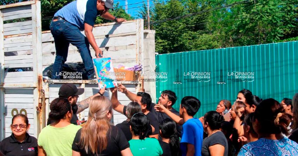 Entrega el DIF más apoyos en San Miguel Mecatepec
