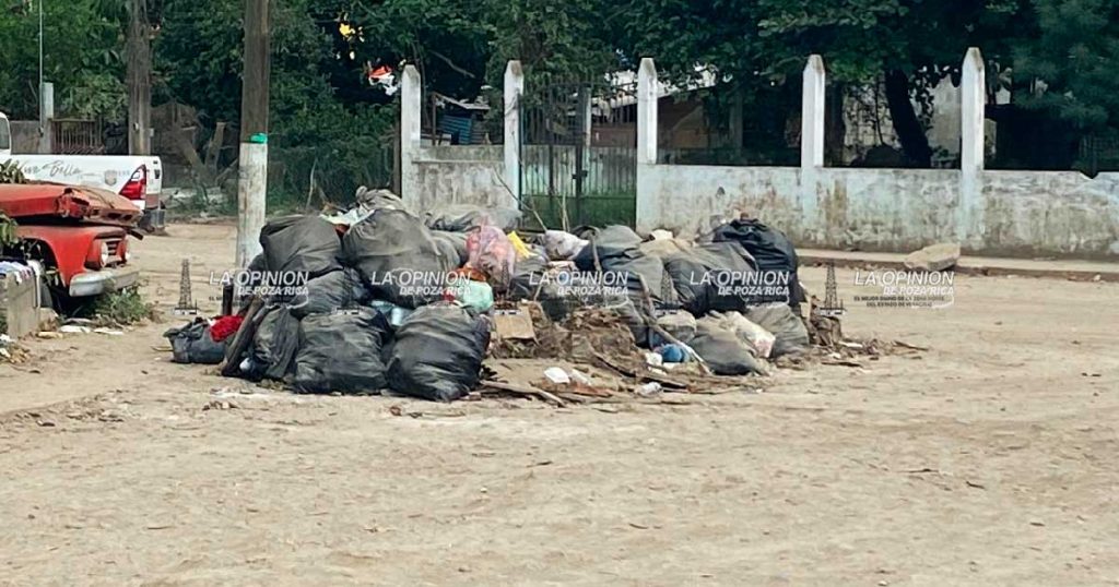 Nos tienen en el olvido, dicen vecinos de la colonia Morelos Nos tienen en el olvido, dicen vecinos de la colonia Morelos