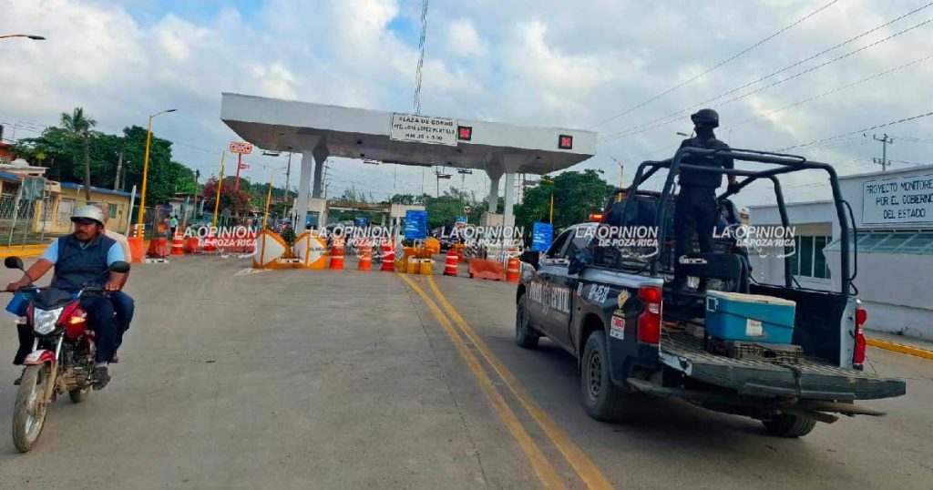 Uniformados ayudan a peatones a cruzar el puente