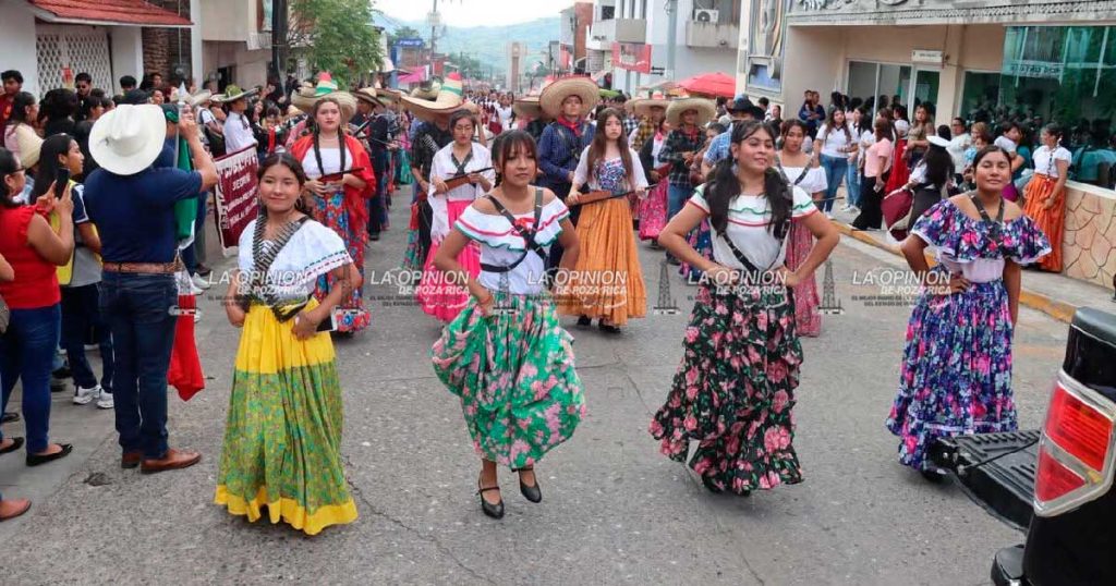 El alcalde Leobardo Gómez González, su esposa Patricia Ortiz de Gómez, presidenta del DIF Municipal, así como integrantes del cabildo, encabezaron este jueves el desfile y acto cívico conmemorativo por el 115 aniversario del inicio de la Revolución Mexicana.