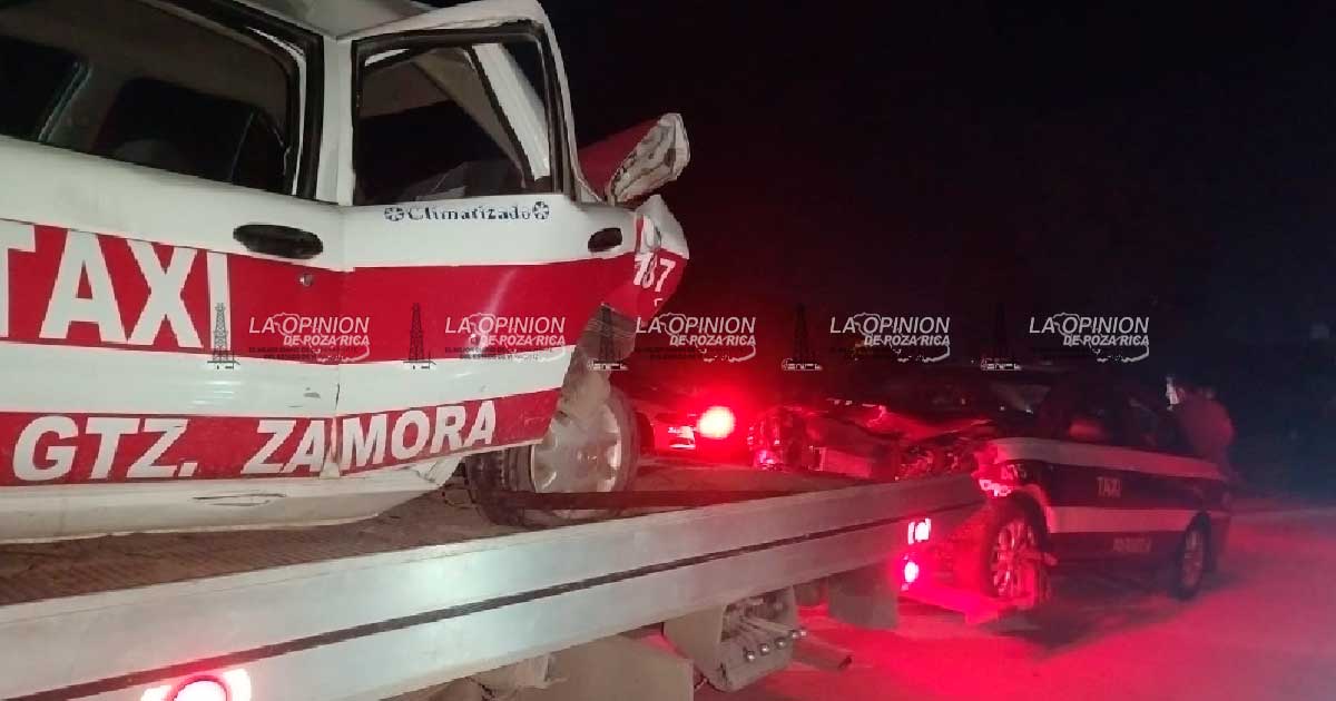 Chocan taxis en la entrada a Tecolutla