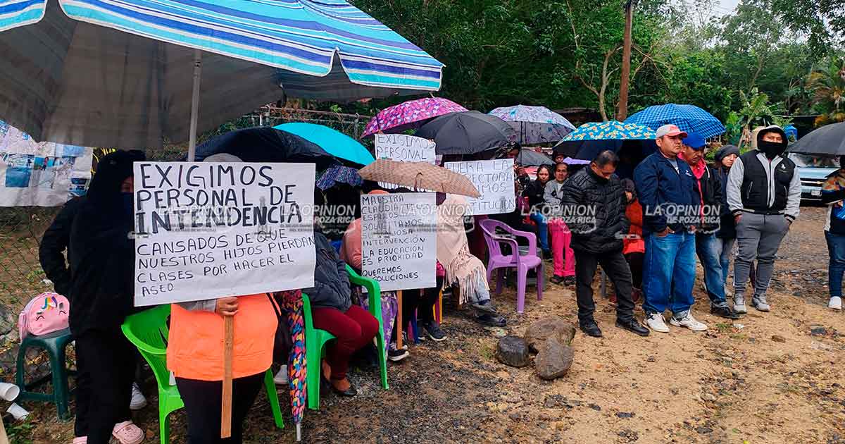 ¡Padres toman telesecundaria! ¡Padres toman telesecundaria!