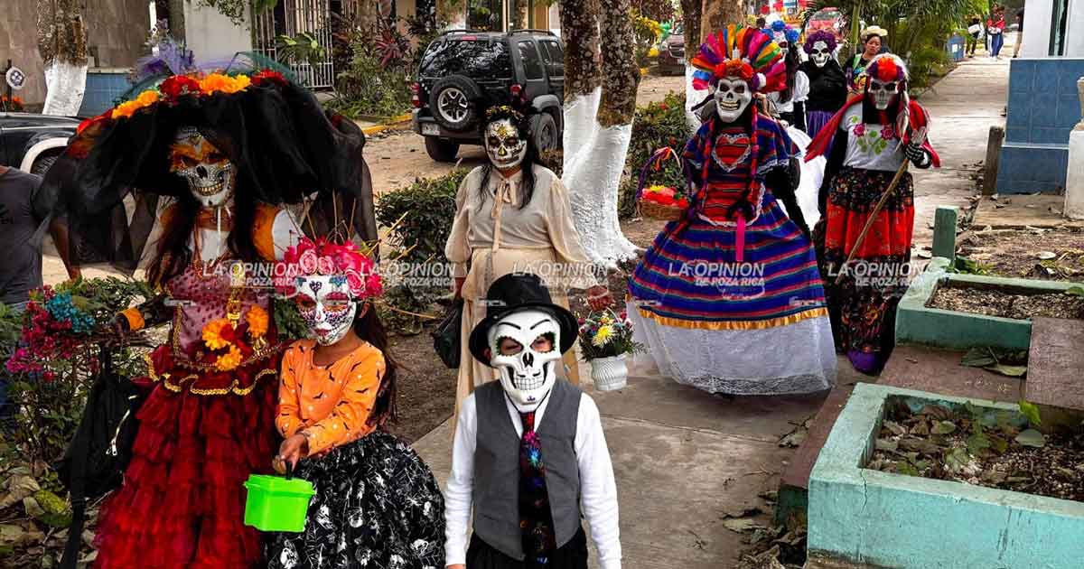 Miles de personas visitaron panteones Miles de personas visitaron panteones