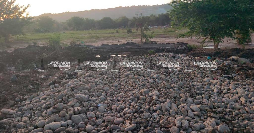 Tiran escombros en predio particular a orillas del río Cazones Tiran escombros en predio particular a orillas del río Cazones