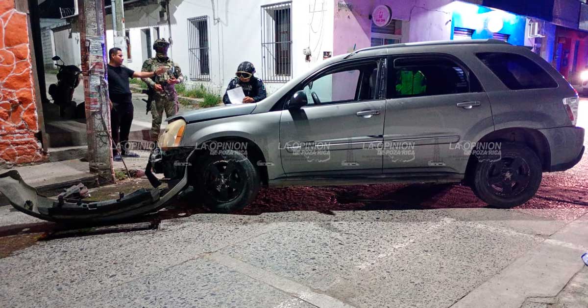 Se estampó contra un poste de la CFE