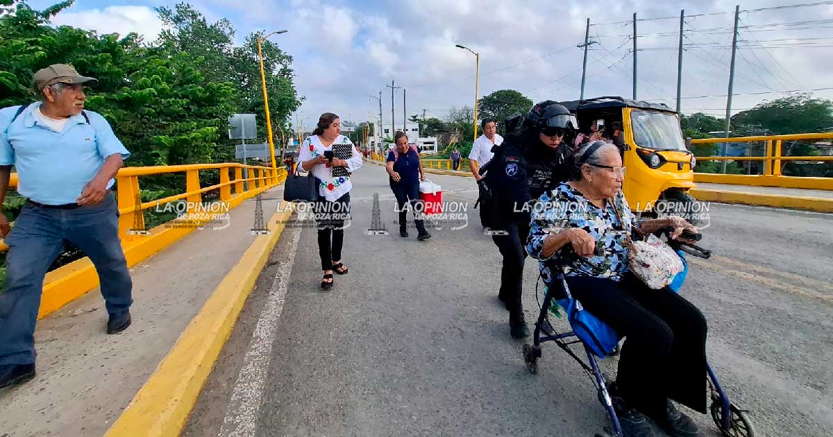Uniformados ayudan a peatones a cruzar el puente Uniformados ayudan a peatones a cruzar el puente