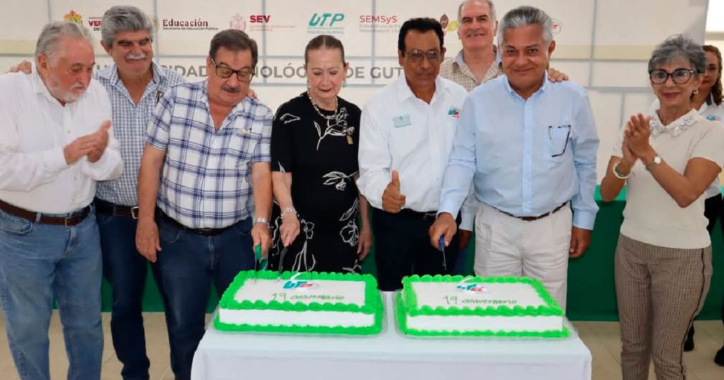 Universidad Tecnológica de Gutiérrez Zamora celebra 19 años reconociendo a su personal fundador