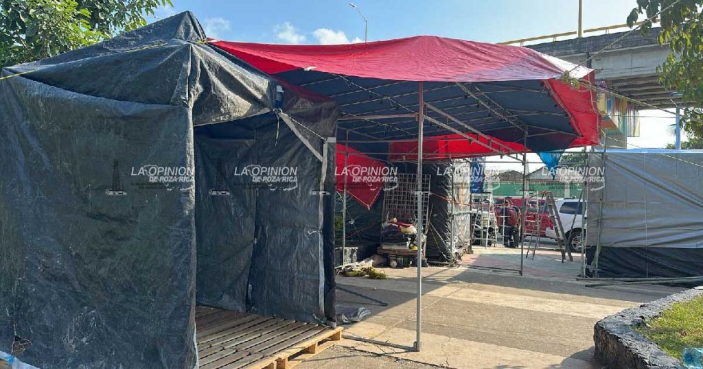 Llegó la Navidad a Poza Rica: puestos navideños inundan la Plaza Cívica