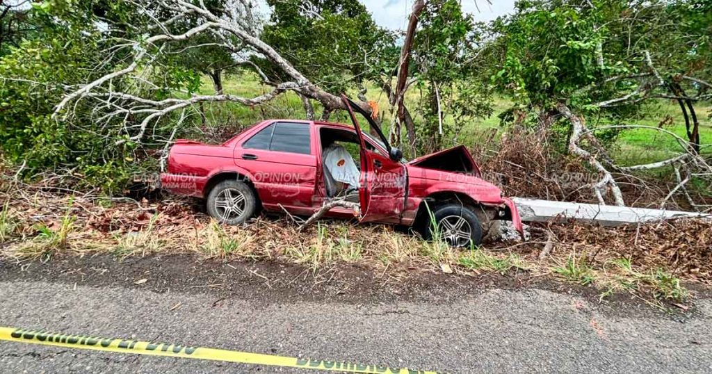 Perdió la vida al chocar contra un poste de CFE Perdió la vida al chocar contra un poste de CFE
