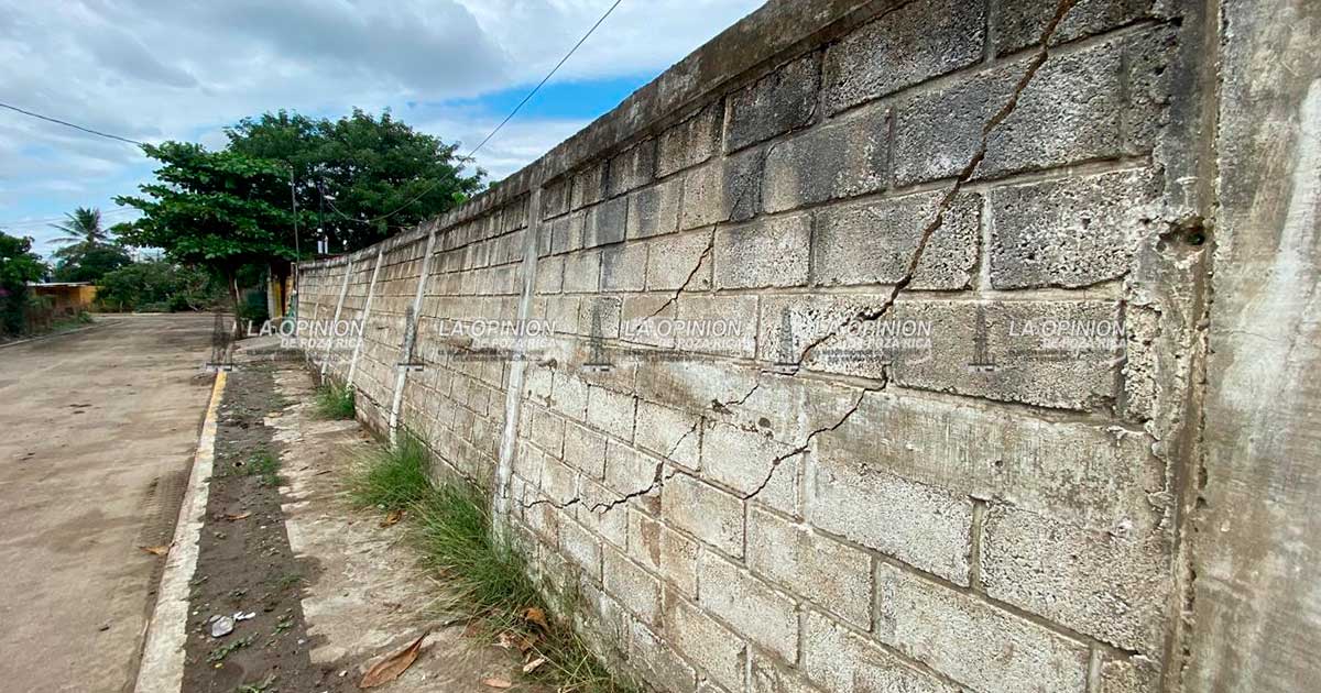 Barda fracturada genera temor de que provoque una desgracia en La Floresta Barda fracturada genera temor de que provoque una desgracia en La Floresta