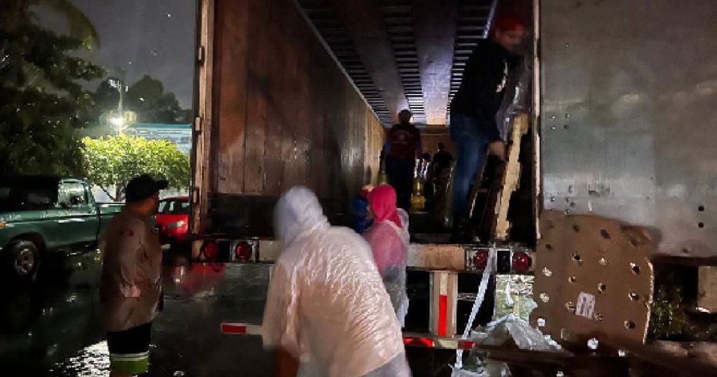 Pese a bloqueos carreteros, llegó la ayuda de Rotaract a Poza Rica Pese a bloqueos carreteros, llegó la ayuda de Rotaract a Poza Rica