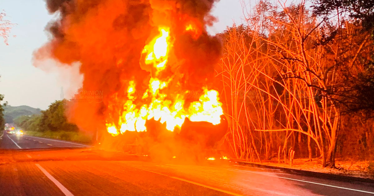 Se incendia pipa cargada de gasolina Se incendia pipa cargada de gasolina