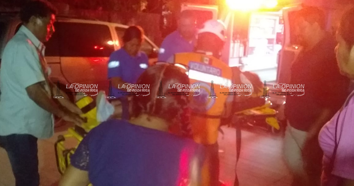 Motociclista lesionada; derrapa en carretera Motociclista lesionada; derrapa en carretera