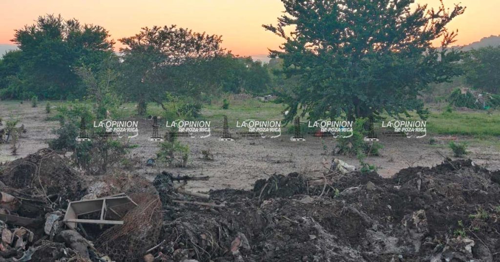 Tiran escombros en predio particular a orillas del río Cazones Tiran escombros en predio particular a orillas del río Cazones