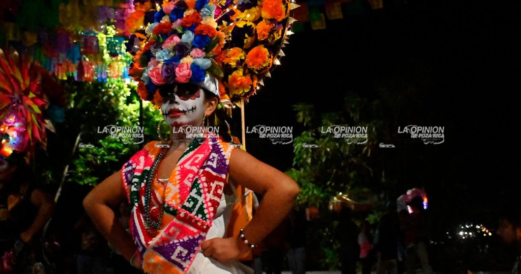 Colorido y alegre desfile de Catrines y Catrinas Colorido y alegre desfile de Catrines y Catrinas