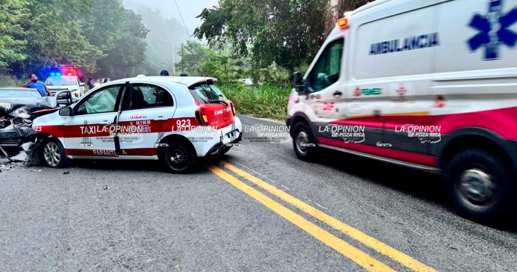 Dos autos destrozados en fuerte accidente Dos autos destrozados en fuerte accidente