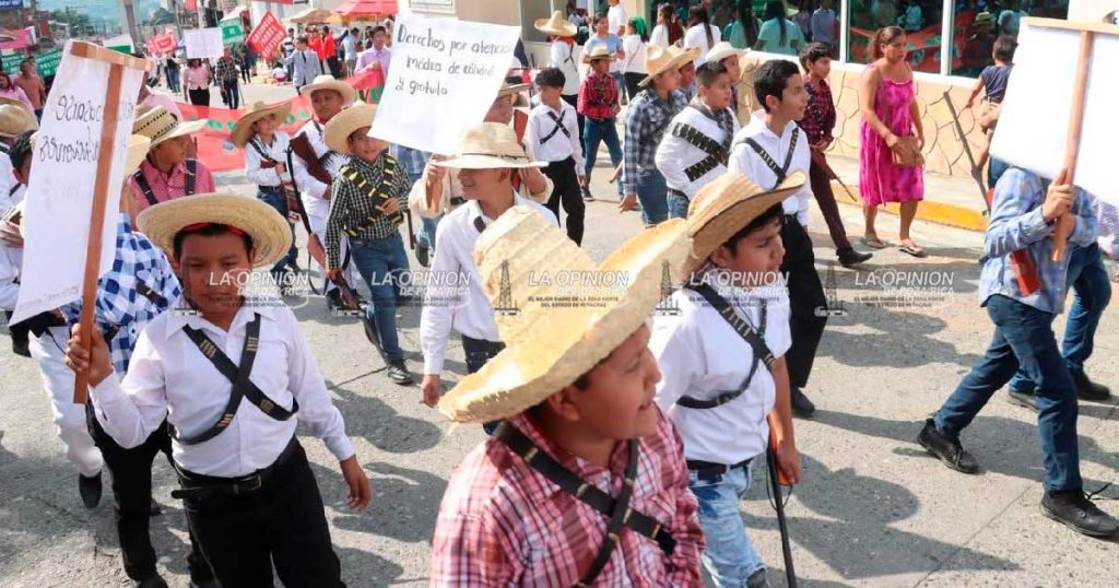 El alcalde Leobardo Gómez González, su esposa Patricia Ortiz de Gómez, presidenta del DIF Municipal, así como integrantes del cabildo, encabezaron este jueves el desfile y acto cívico conmemorativo por el 115 aniversario del inicio de la Revolución Mexicana.