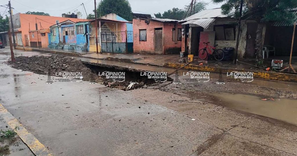 Reparación de drenaje se convierte en peligroso socavón Reparación de drenaje se convierte en peligroso socavón