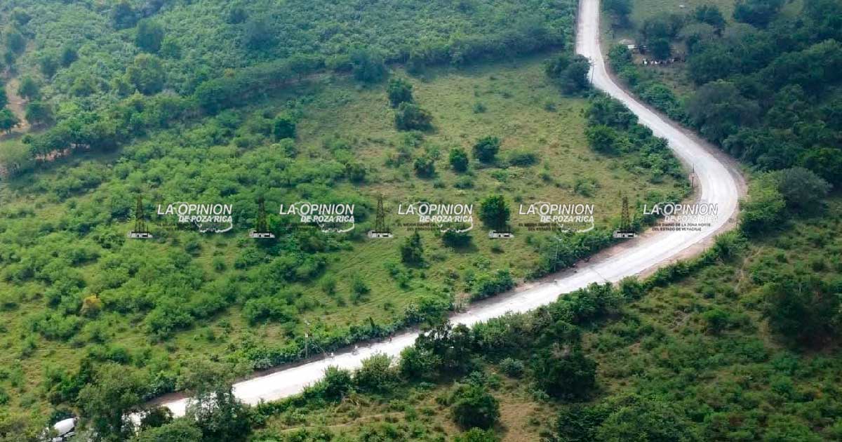 Avanza obra carretera que enlaza comunidades
