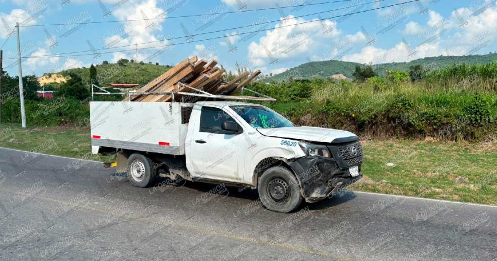 Camioneta invade carril y destroza taxi