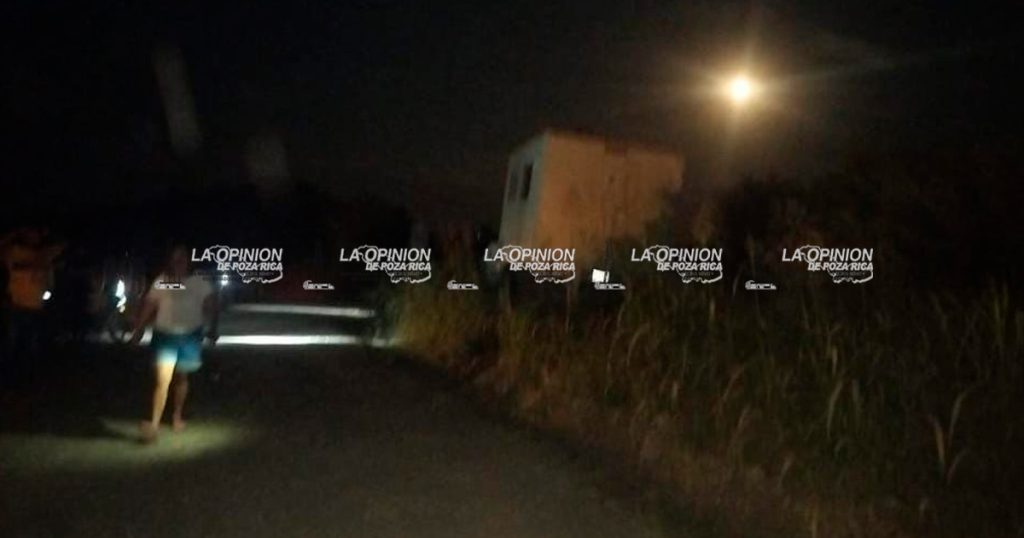 Camioneta atropella a pareja en motocicleta Camioneta atropella a pareja en motocicleta