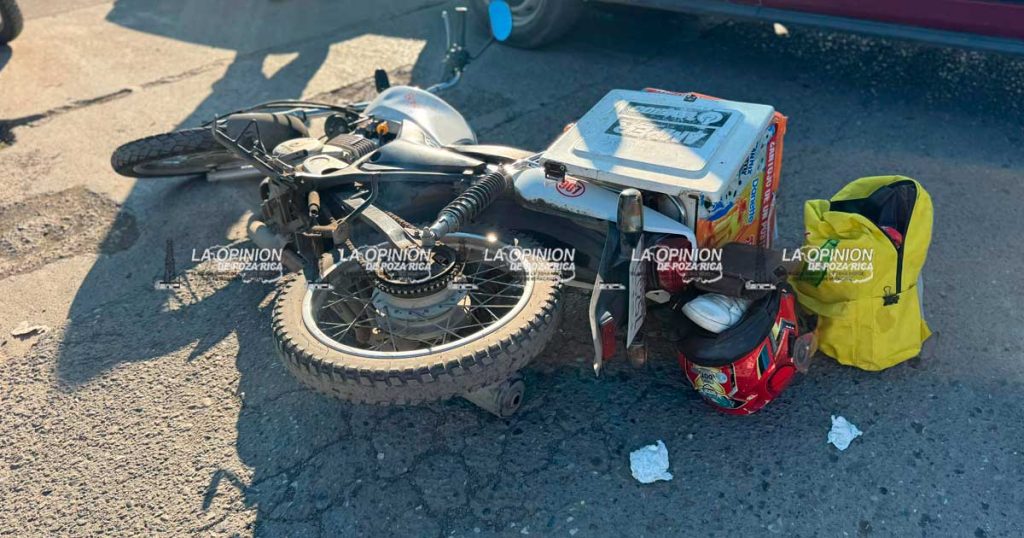 Imprudente taxista embiste a motociclista Imprudente taxista embiste a motociclista