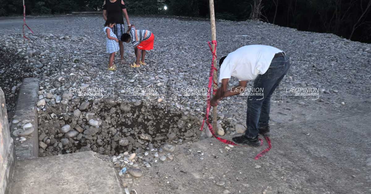 Alertan por socavón en la via Limonar-Sombrerete