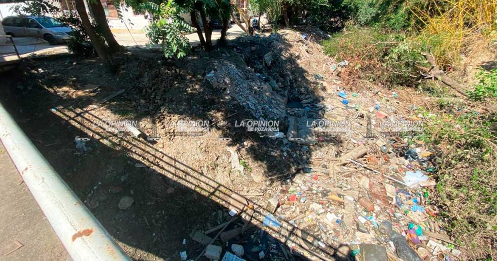 Con toneladas de escombro tapan cauce del Arroyo del Maíz Con toneladas de escombro tapan cauce del Arroyo del Maíz