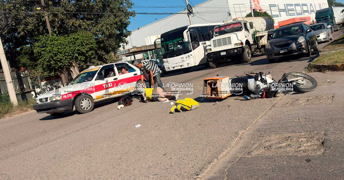 Imprudente taxista embiste a motociclista Imprudente taxista embiste a motociclista