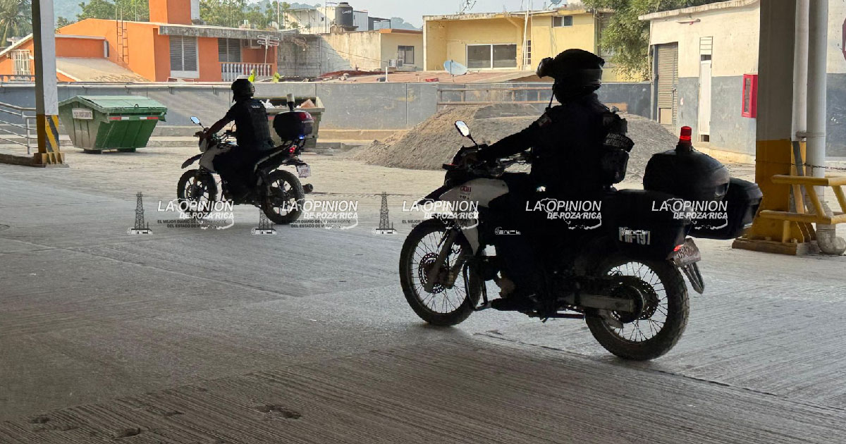 Roban otra camioneta en Plaza Crystal