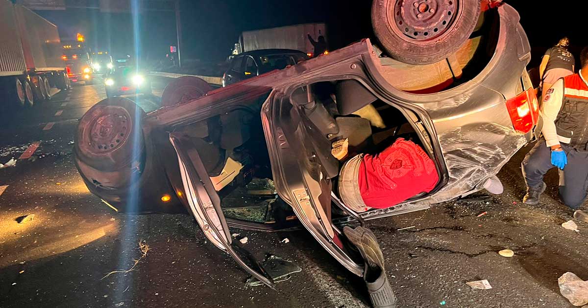 ¡Cuatro heridos en volcadura de auto!