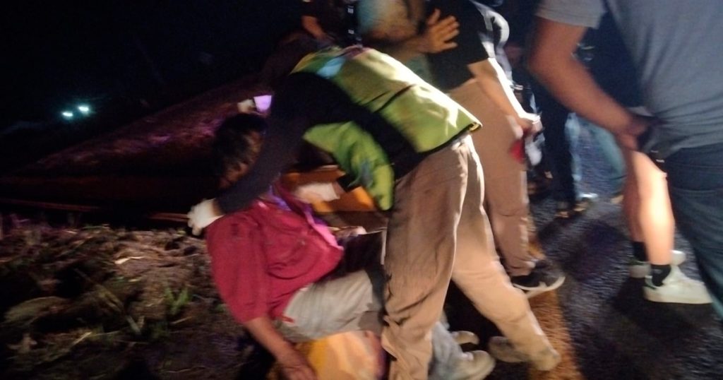 ¡Cuatro heridos en volcadura de auto!