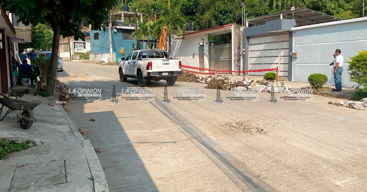 Buscando fuga de agua, CAEV destroza la avenida Veracruz