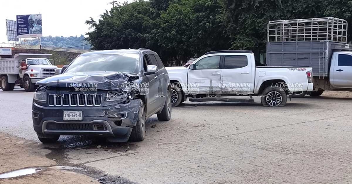 Chocan camionetas en Tihuatlán Chocan camionetas en Tihuatlán