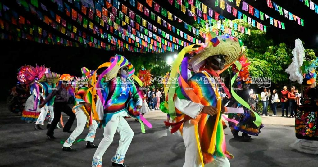 Colorido y alegre desfile de Catrines y Catrinas Colorido y alegre desfile de Catrines y Catrinas