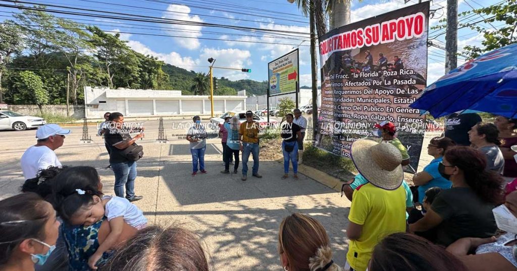 Vecinos del Fraccionamiento Florida en protesta por falta de servicios básicos Vecinos del Fraccionamiento Florida en protesta por falta de servicios básicos