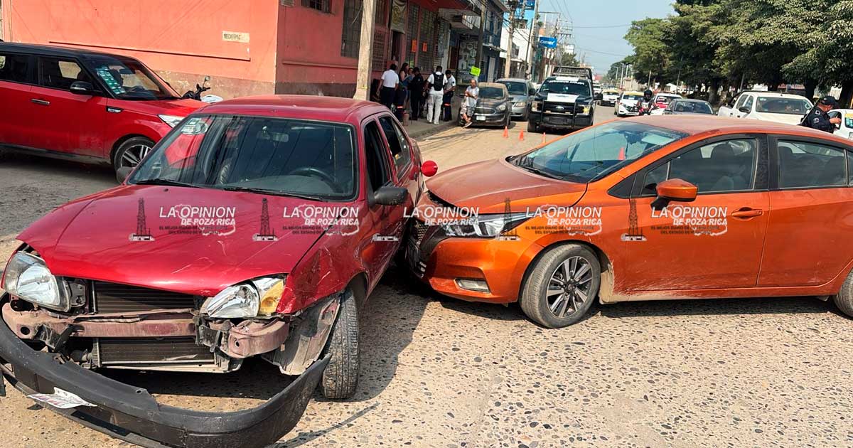 Se dieron con todo y destrozaron sus Nissan Se dieron con todo y destrozaron sus Nissan