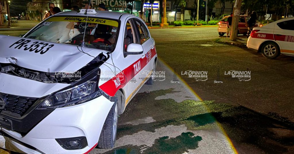Fuerte accidente vehicular, taxi termina en pérdida total Fuerte accidente vehicular, taxi termina en pérdida total