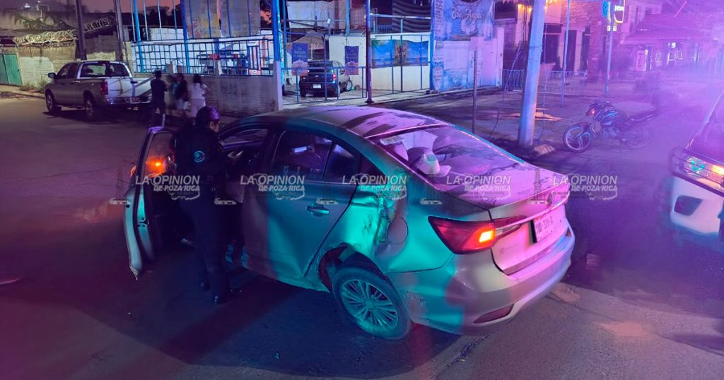 Choque terminó en volcadura