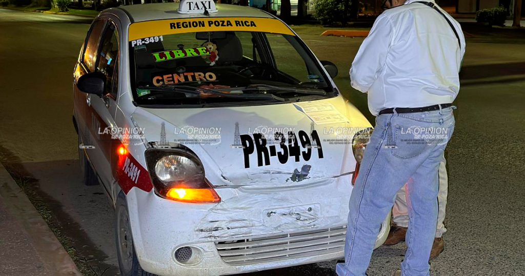 Fuerte accidente vehicular, taxi termina en pérdida total Fuerte accidente vehicular, taxi termina en pérdida total