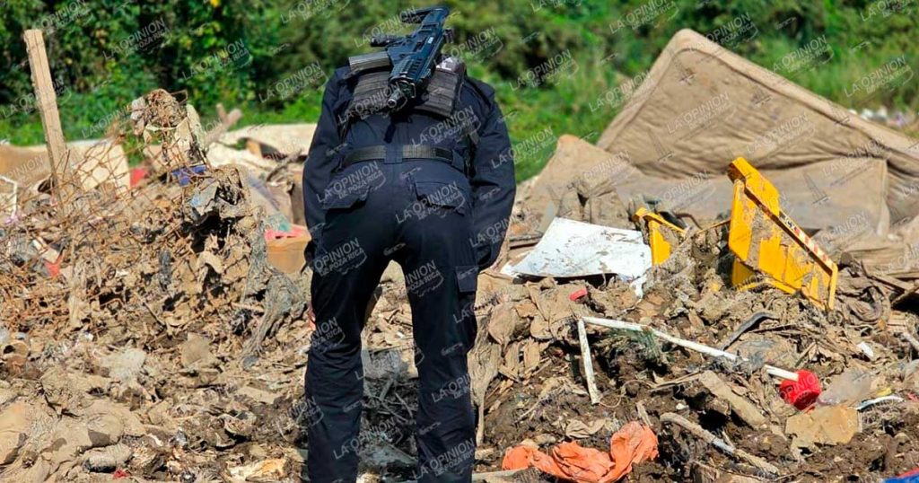 Hallan posibles restos humanos entre escombros en panteón de Coatzintla Hallan posibles restos humanos entre escombros en panteón de Coatzintla