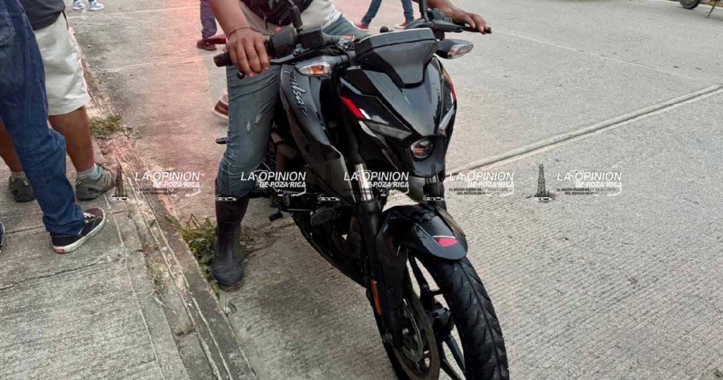 Vehículo embiste a motociclista y huye Vehículo embiste a motociclista y huye