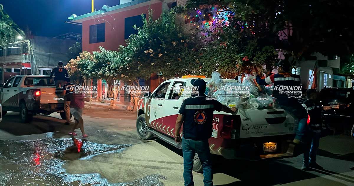 Protección Civil Municipal y Estatal entregan despensa a afectados por inundación